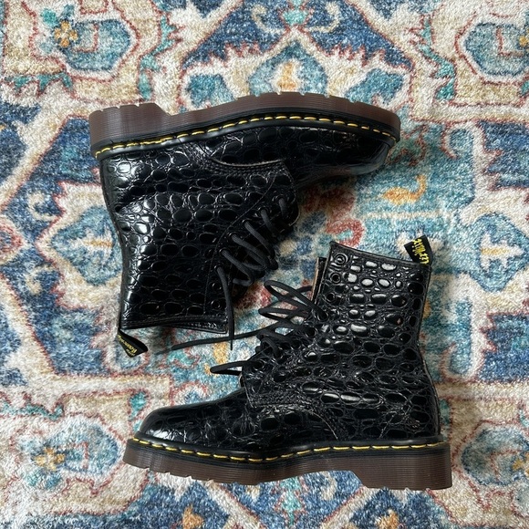Vintage Dr. Martens England Embossed Leather Black Boots Size 5 - Picture 2 of 13